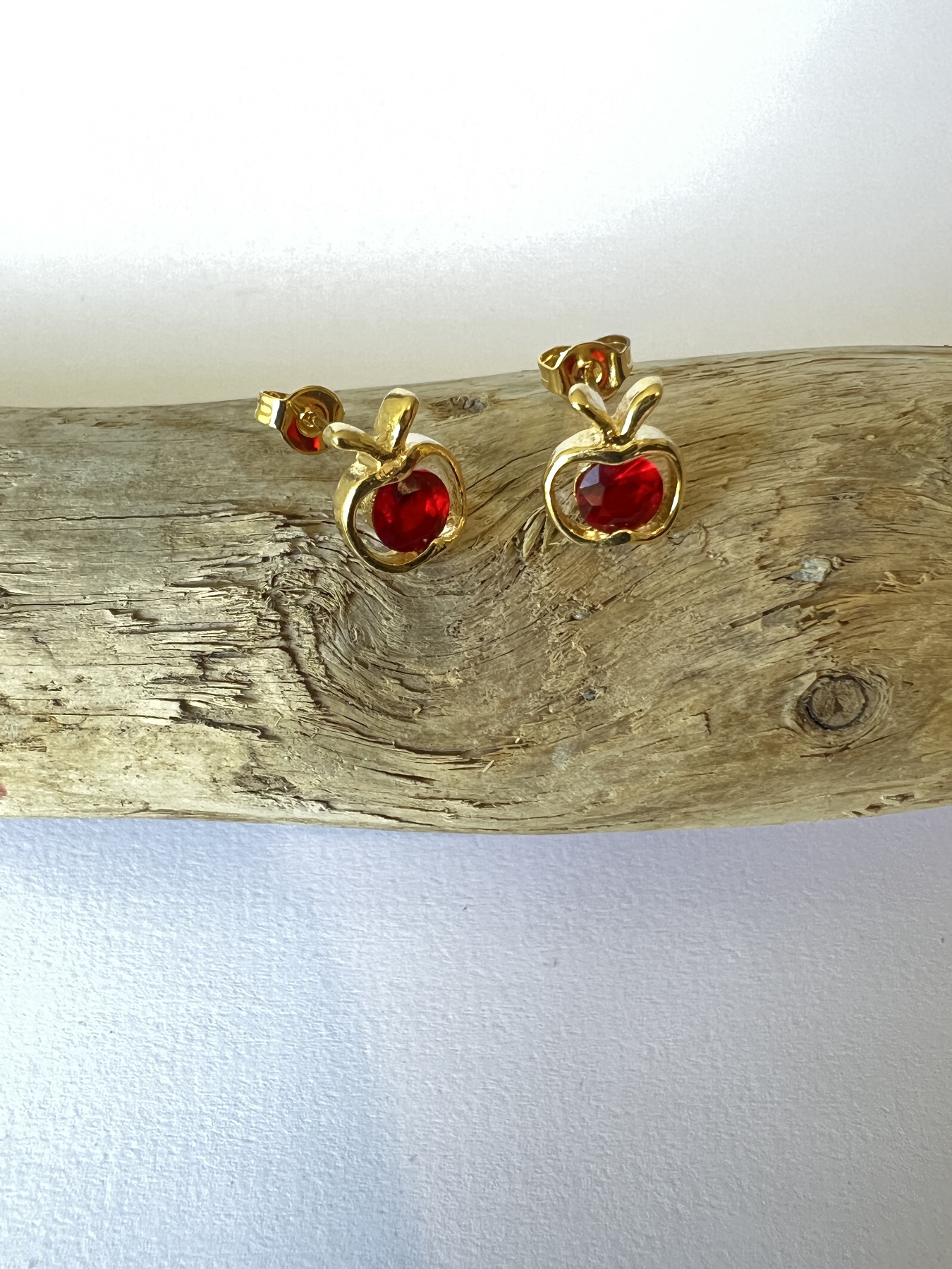 Puces d’oreilles dorées collection pomme rubis 