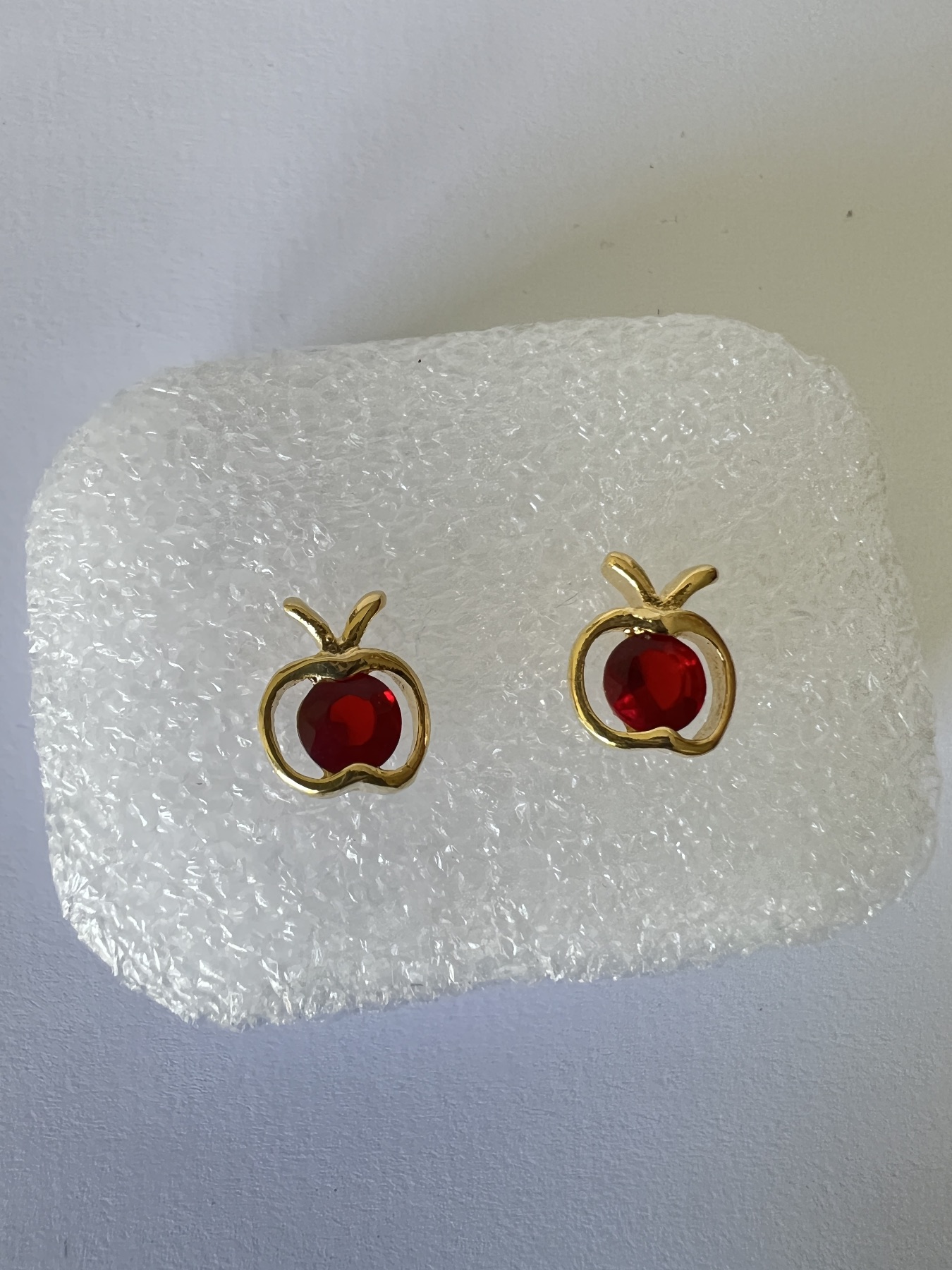 Puces d’oreilles dorées collection pomme rubis  2
