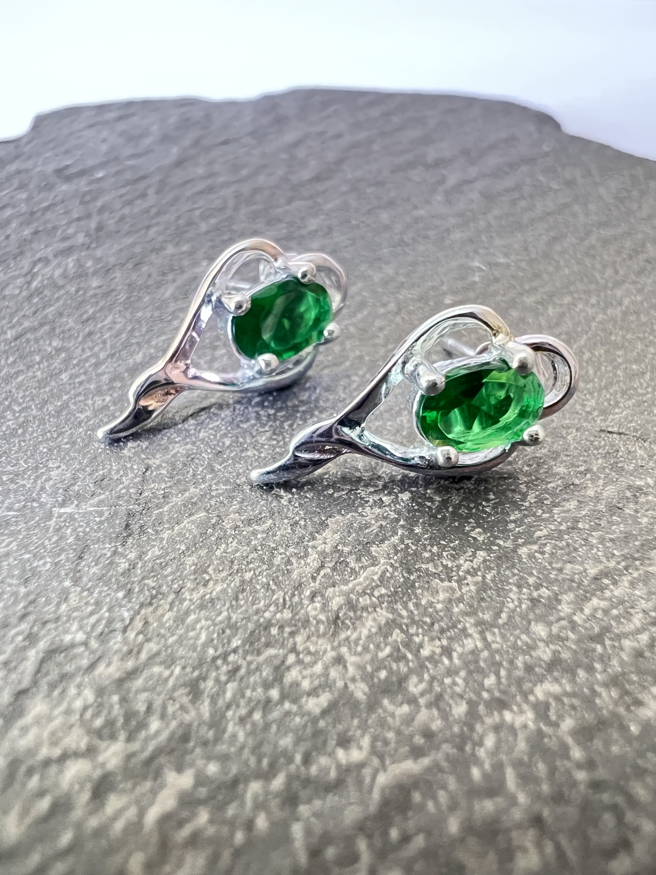 Puces d’oreilles plaqué argent collection émeraude 