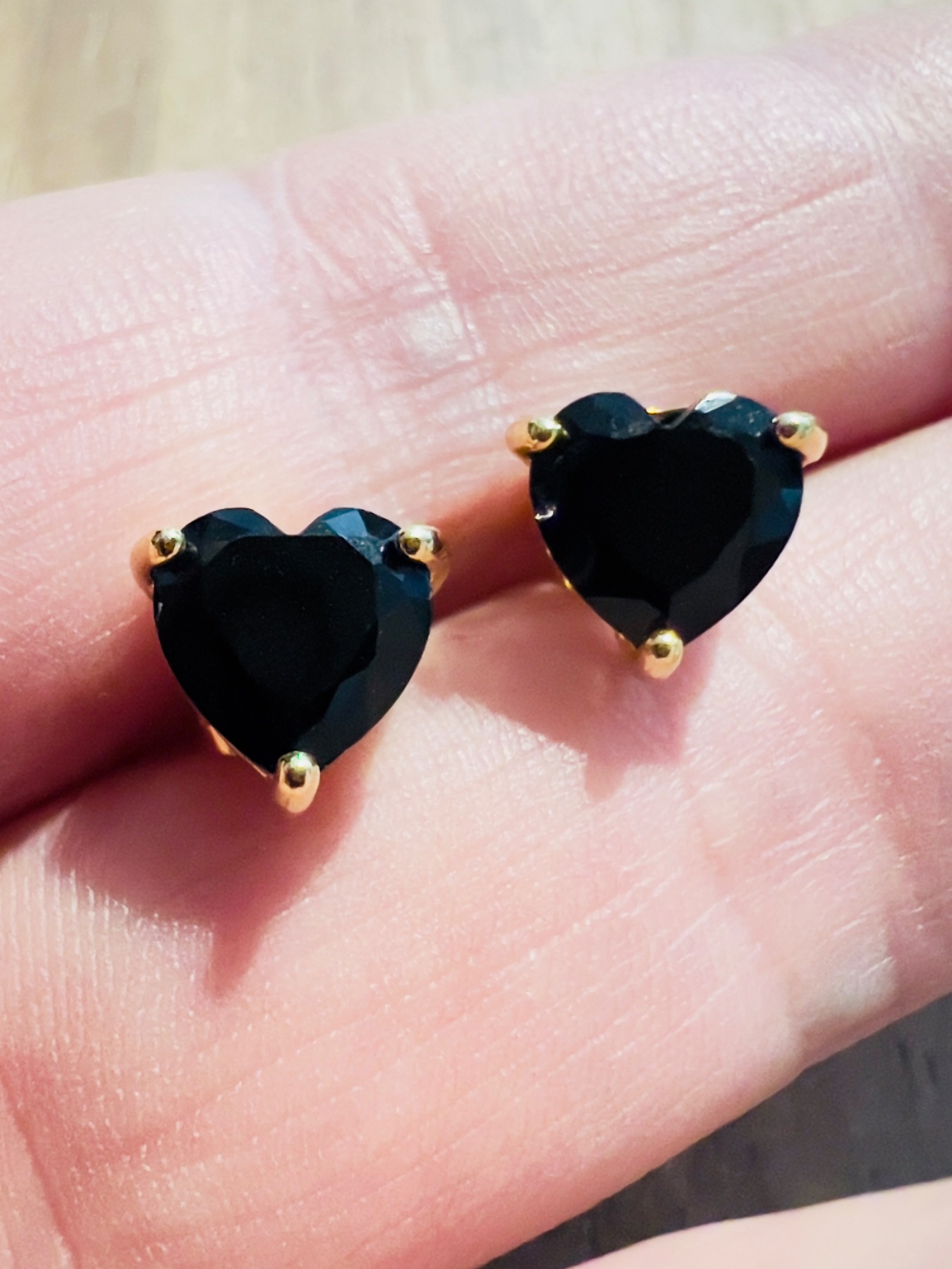 Puces d’oreilles dorées saphir noir coeur 2