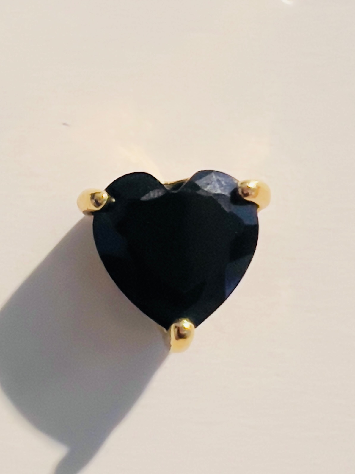 Puces d’oreilles dorées saphir noir coeur 3