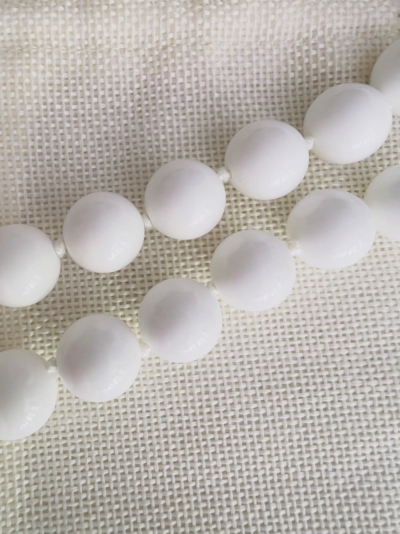 Collier perles blanches acryliques  2