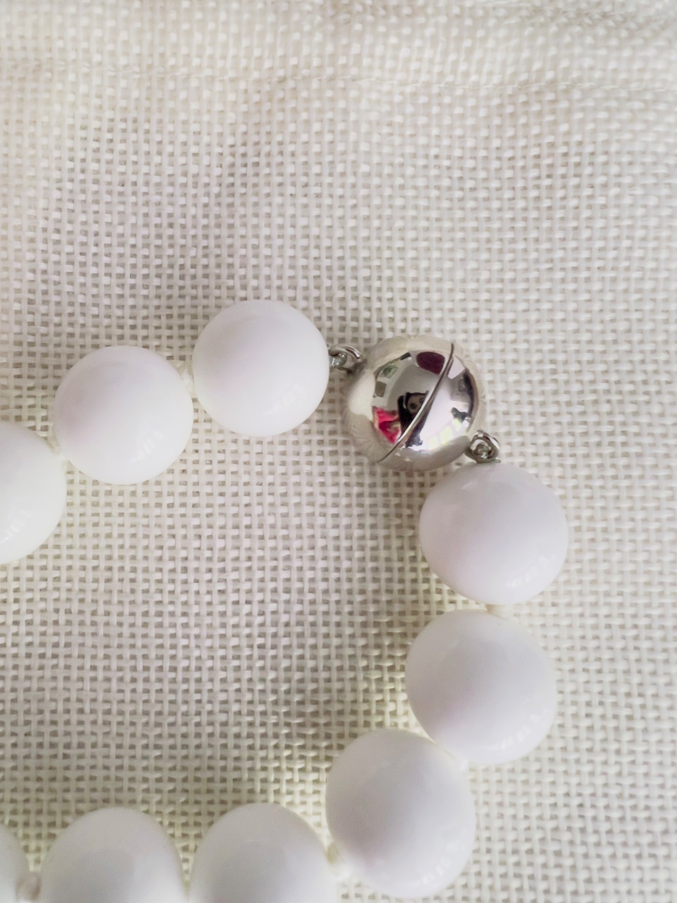 Collier perles blanches acryliques  3