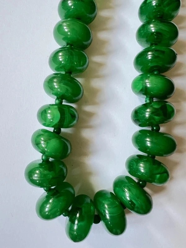 Collier perles de résine verte  2