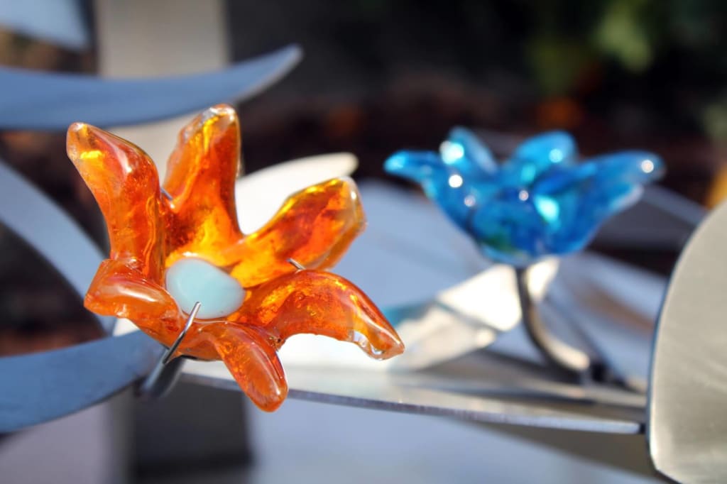 grafsteen baby met bloemen