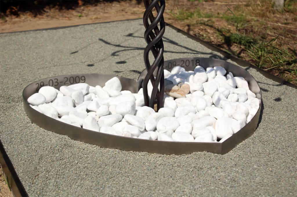 kindergrafmonument met een hart