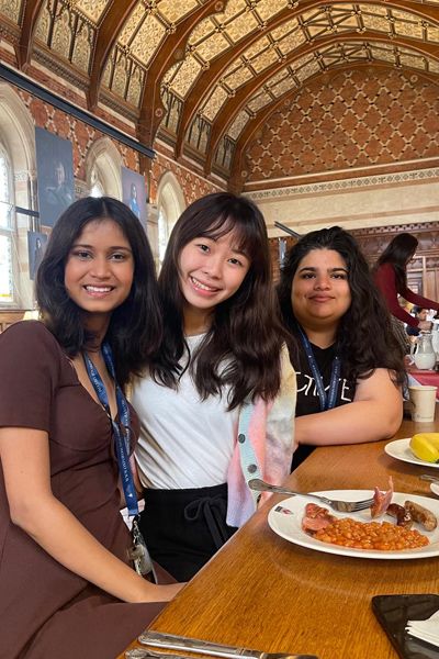 Oxford London Summer Program students enjoy a full English breakfast at Somerville Dining Hall—experiencing Harry Potter-style traditions and exceptional student catering at Oxford.