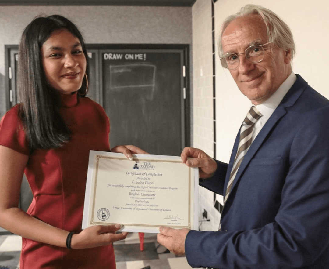 Oxford Summer Program Campus Head Peter awards BAC-recognised certificate of attendance to an Indian student excelling in Psychology, Business Studies, and Debate Coaching.