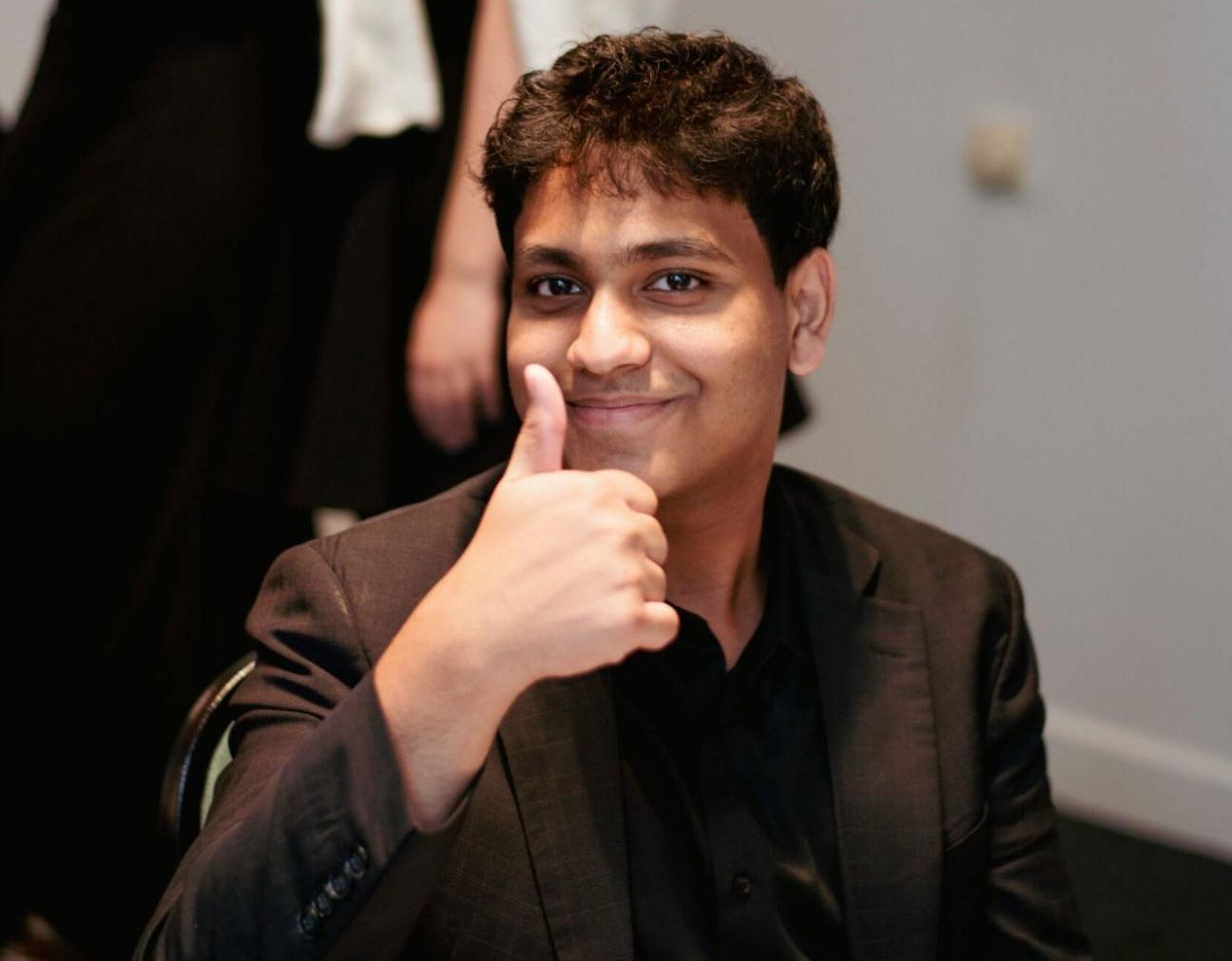 Oxford Summer Program student attends a formal graduation dinner—experiencing Oxford fine dining at an Oxford ball while receiving their certificate of attendance.