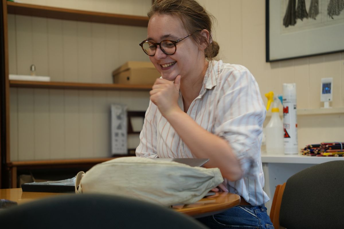 Charlotte, a DPhil in Psychology from Oxford and one of our top-ranked tutors, leads a psychology tutorial session for younger students at St Anne’s College during the Oxford Summer Program 2025.
