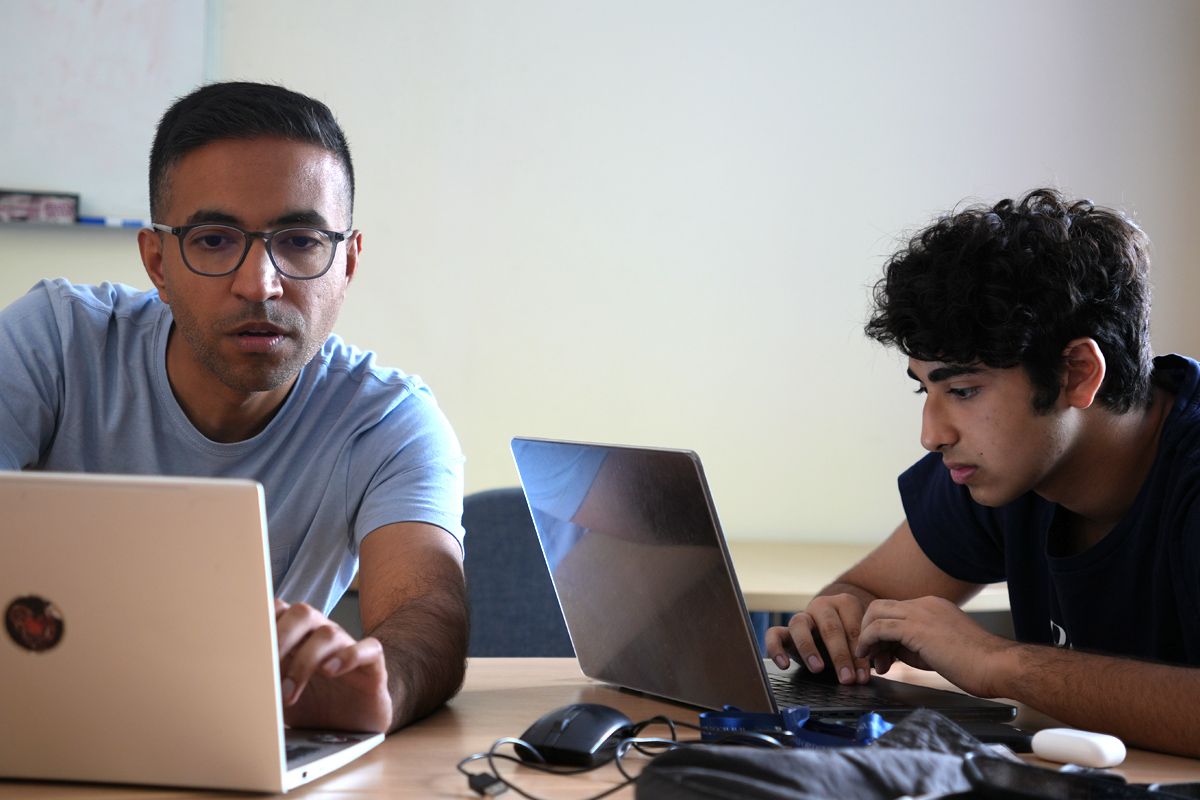 Oxford Summer Programme tutorial session: Said Business School tutor teaches Business Studies to a child, showcasing Oxford’s personalized teaching methodology.
