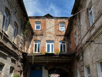 Обратная сторона центральной улицы Сызрани: когда отремонтируют дом-ровесник революции