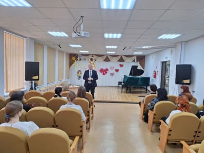 Сегодня, в преддверии Международного женского дня — 8 Марта, глава района Вавилов Дмитрий Леонидович поздравил с первым весенним праздником весь женский коллектив МБУ ДО «МКДЦ „Дет