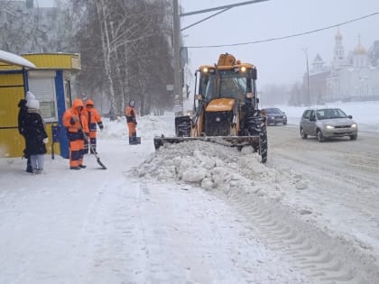 Сотня спецмашин расчищают дороги Тольятти от снега