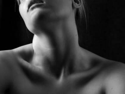 Косметолог рассекретила способ избавиться от колец Венеры и вернуть шею 20-летней девушки