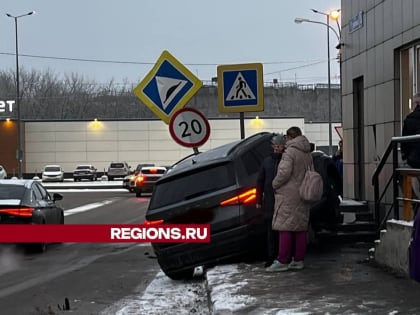 ДТП в Жуковском: автомобиль врезался в здание торгового центра