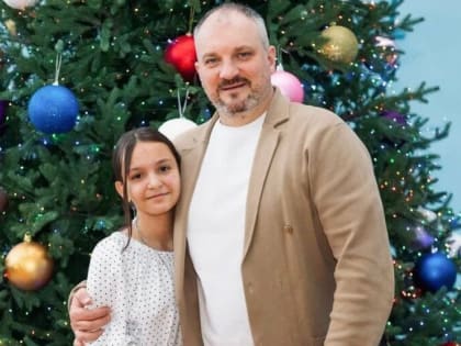 «Елка желаний»: глава городского округа Кашира Михаил Шувалов вручил новогодний подарок пятикласснице из Ожерелья