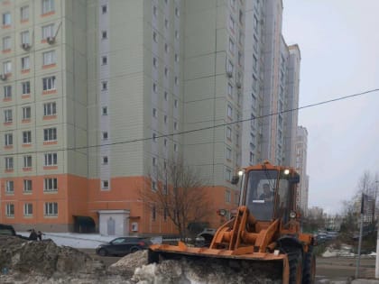 В Подольске продолжают очищать улично-дорожную сеть округа