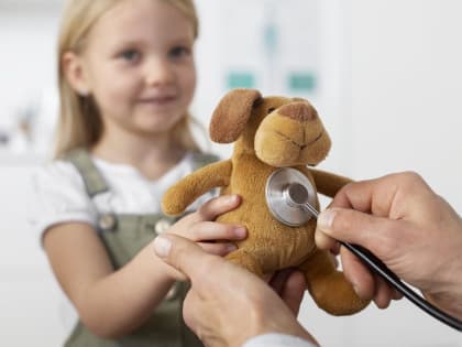 «Я слышу»: девочка из Подмосковья ходила с пластилином в ухе три года