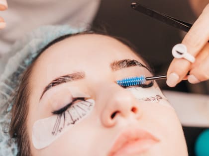 Врач Русановская предупредила женщин об опасности наращенных ресниц