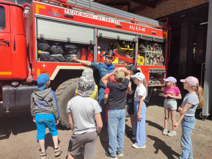 Пожарные округа провели экскурсию для детей, отдыхающих в школьном лагере