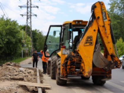 В Лобне ремонтируют тротуар на главной улице города