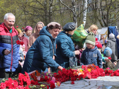 Почтить ветеранов и возложить цветы в память о погибших каждый год 9 мая жители Черноголовки собираются у Обелиска Славы на бульваре им. Б.П. Золотого