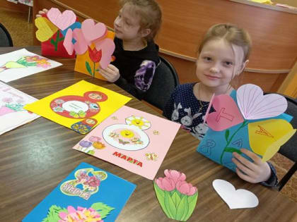 В Беляногорской библиотеке делали открытки мамам