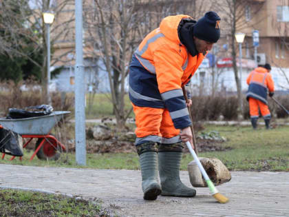 Ежедневную уборку территорий провели в поселении Воскресенское