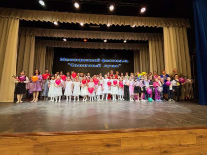 5 марта в Белоколпском Доме культуры прошел межокружной творческий фестиваль замещающих семей «Солнечный лучик».