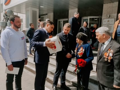 Депутаты «Единой России» поздравили ветерана НПО «Энергомаш» с Днём Победы