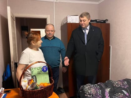 Время добрых дел: помощь и поздравления для семьи беженцев из ДНР.
