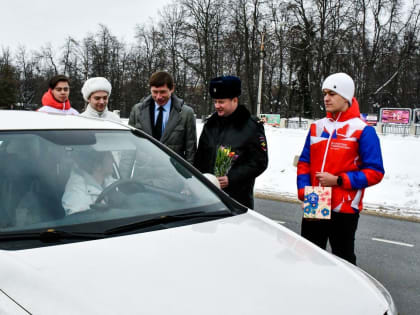 В Жуковском прошла праздничная акция «Цветы для автоледи»