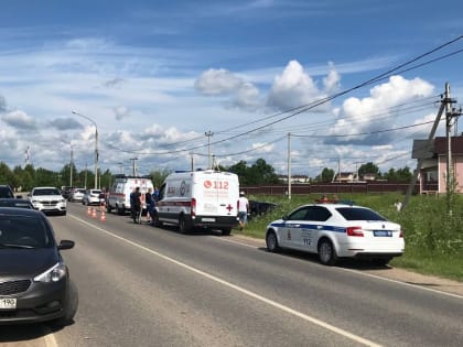 Под Чеховом водитель снёс столб, машину пришлось разрезать