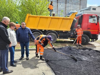Депутат Мособлдумы Лариса Лазутина проверила ход ямочного ремонта в Одинцово