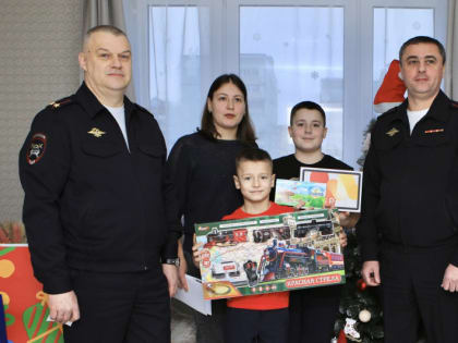 Полицейский в Королёве присоединился к акции «Ёлка желаний»