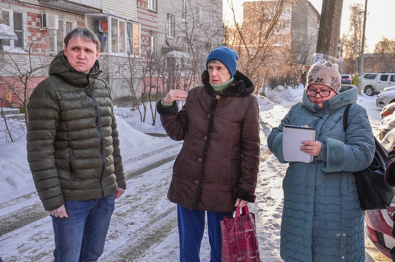 В рамках проекта жители мкд. Комиссия во дворе. Опрос на улице. Дом во дворе многоквартирного дома. Председатель МКД.