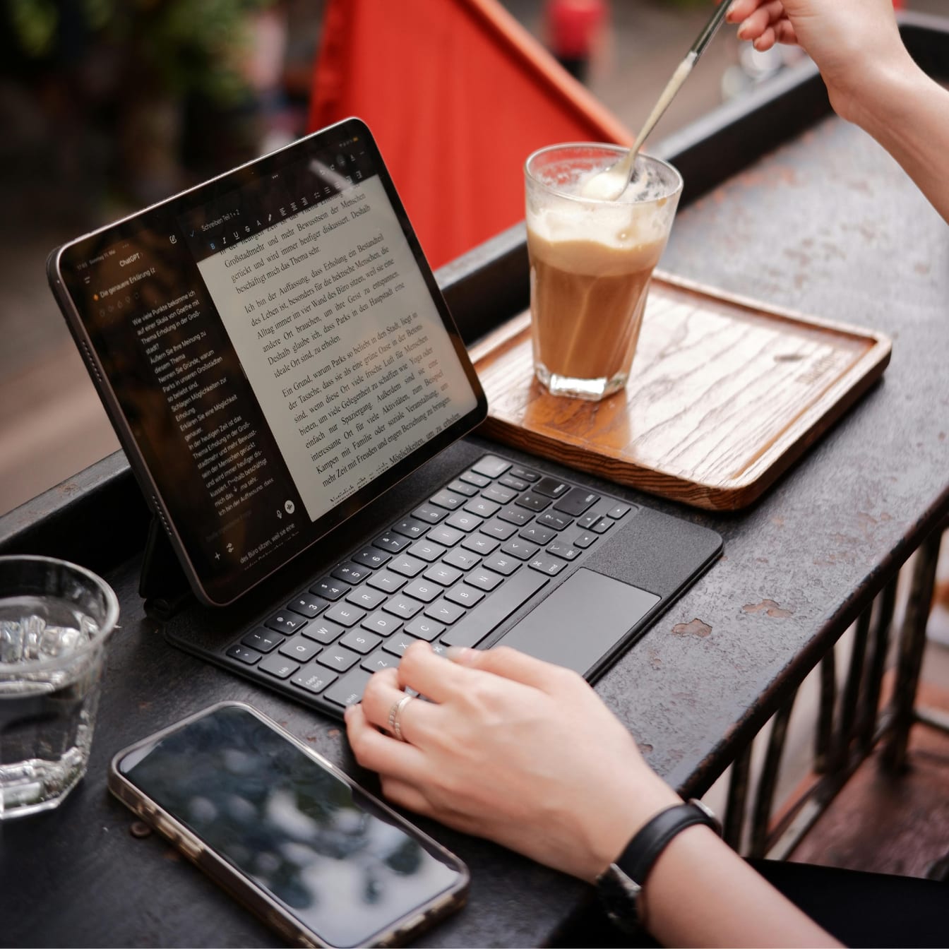 A link is pasted into a post, and is overlaid with cards showing other newsletters