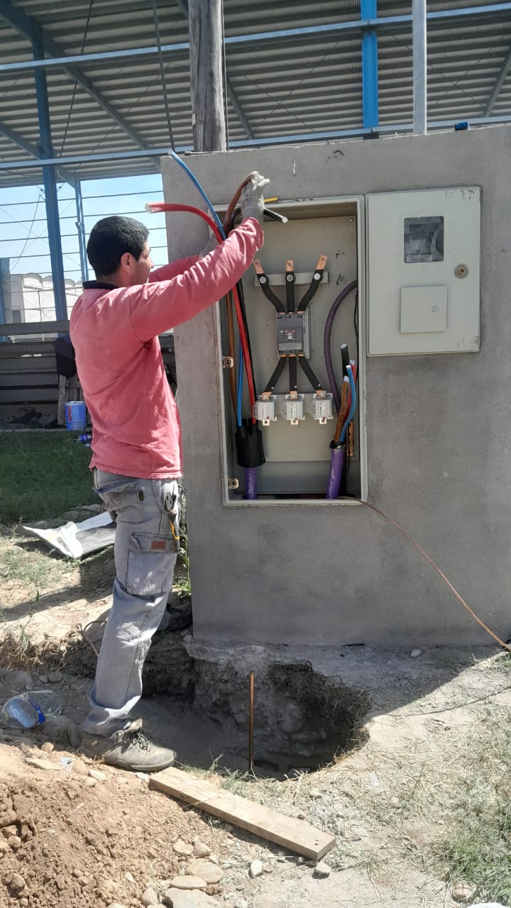 trabajador en la parte eléctrica