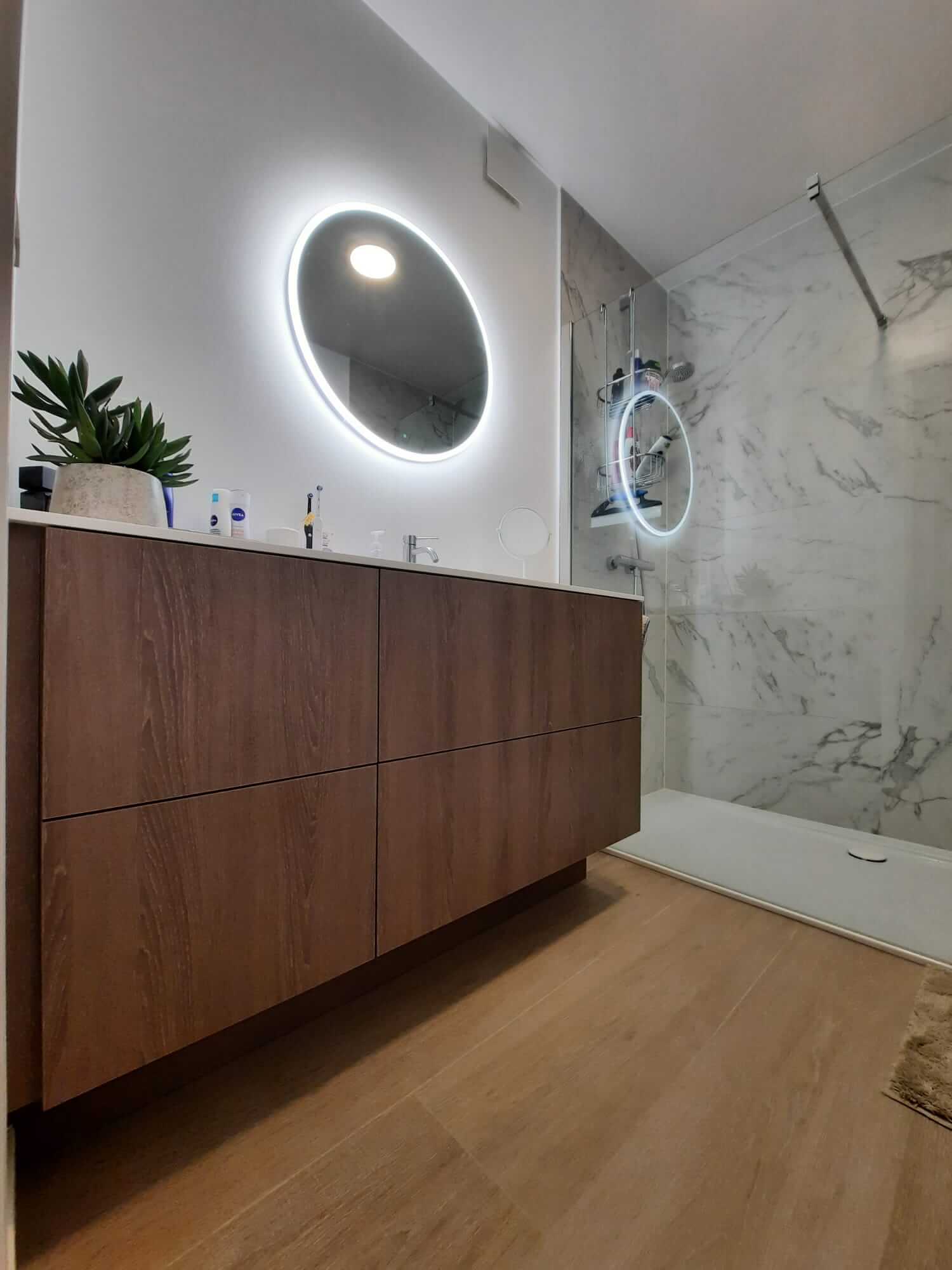 Zwevend meubel met spiegel