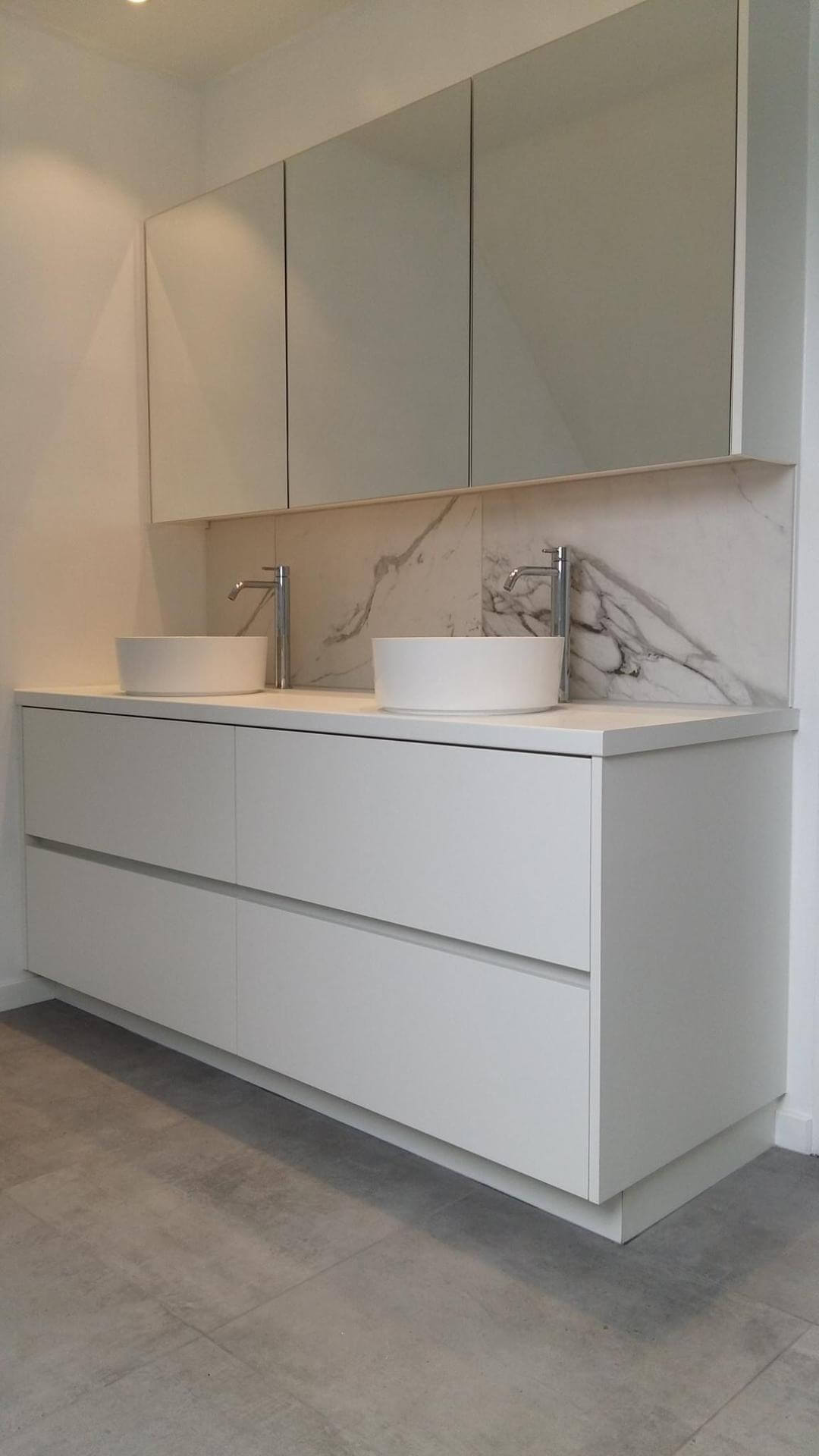 Badkamermeubel met twee opbouwlavabo's en spiegelkast