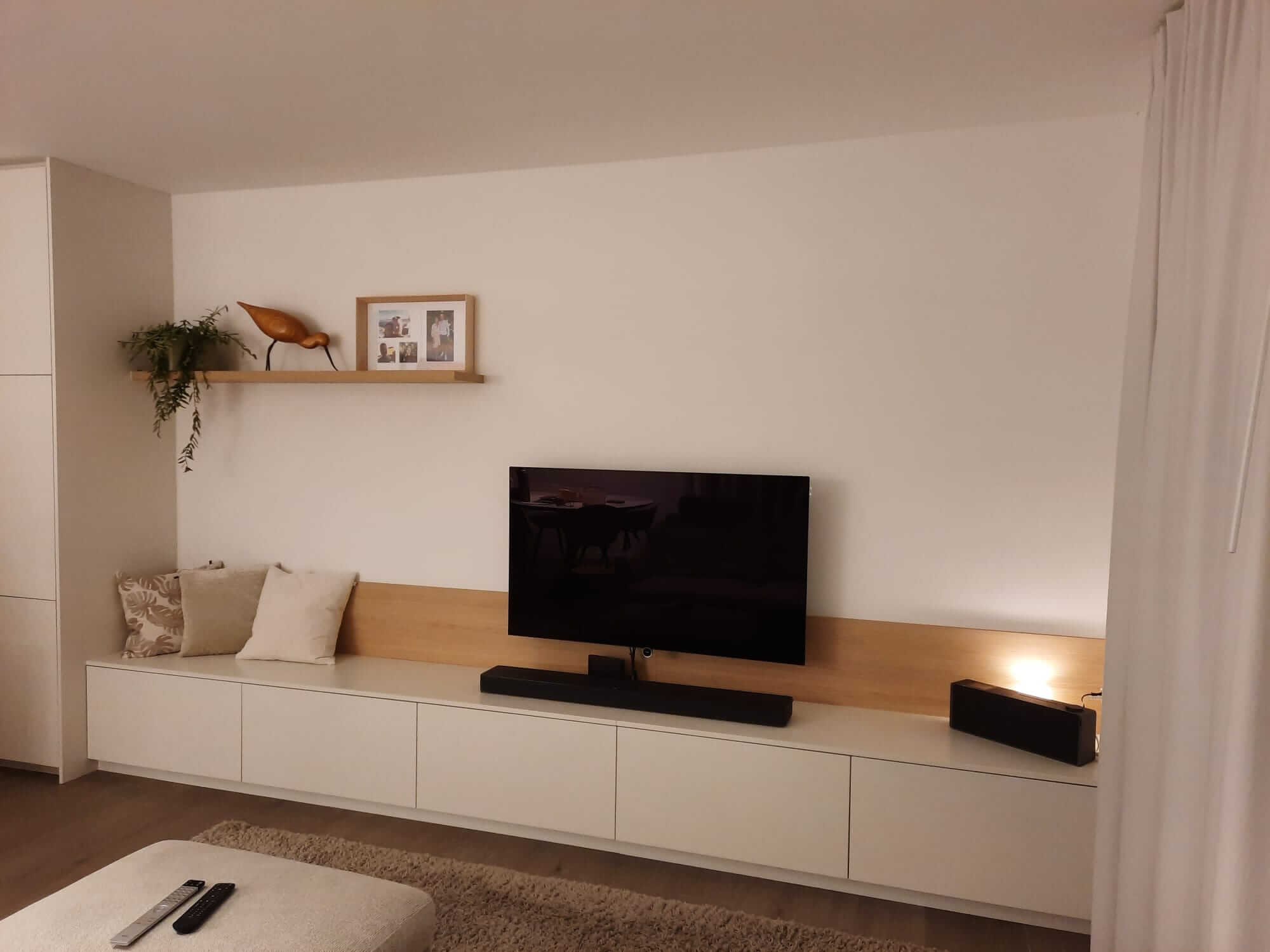 Ingemaakte kast woonkamer met zwevend schab