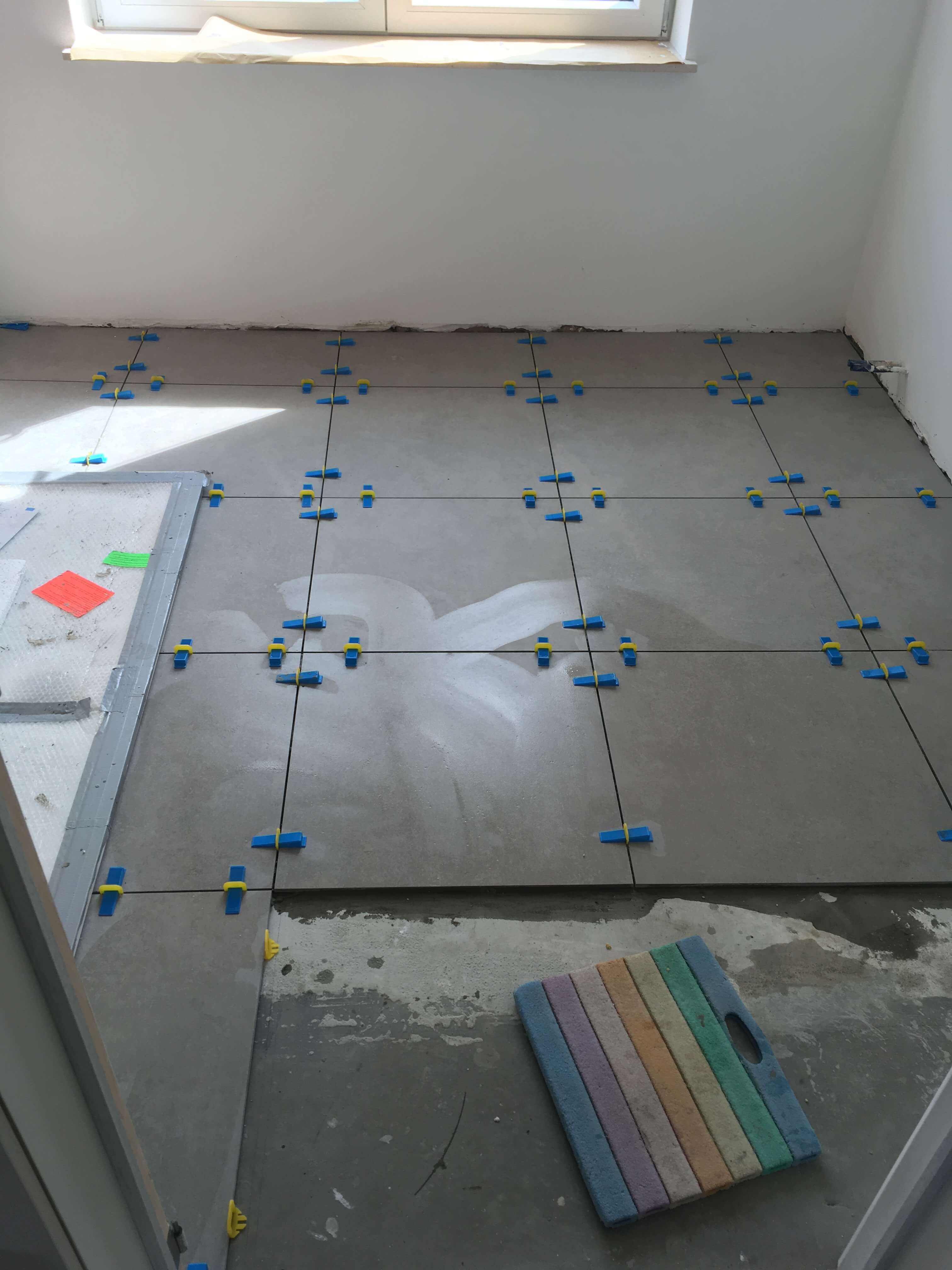 Badkamervloer met grijze tegels