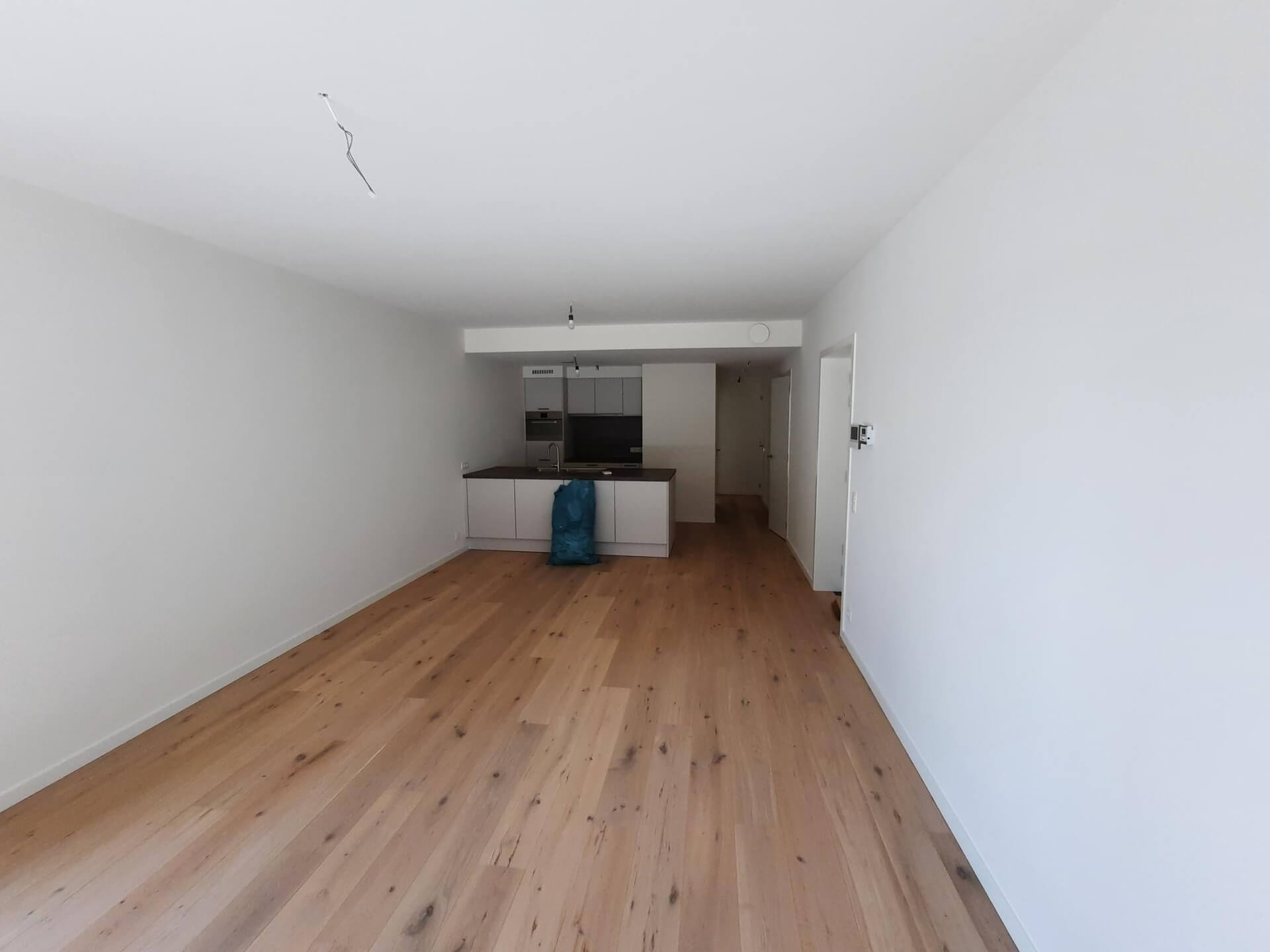 Donkeren laminaatvloer met knoesten