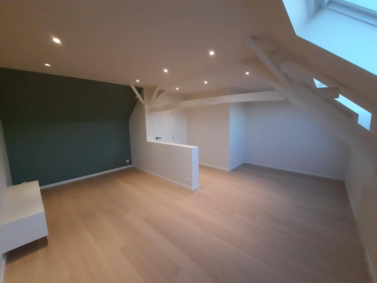 Een gerenoveerde zolderverdieping in pleisterplaten