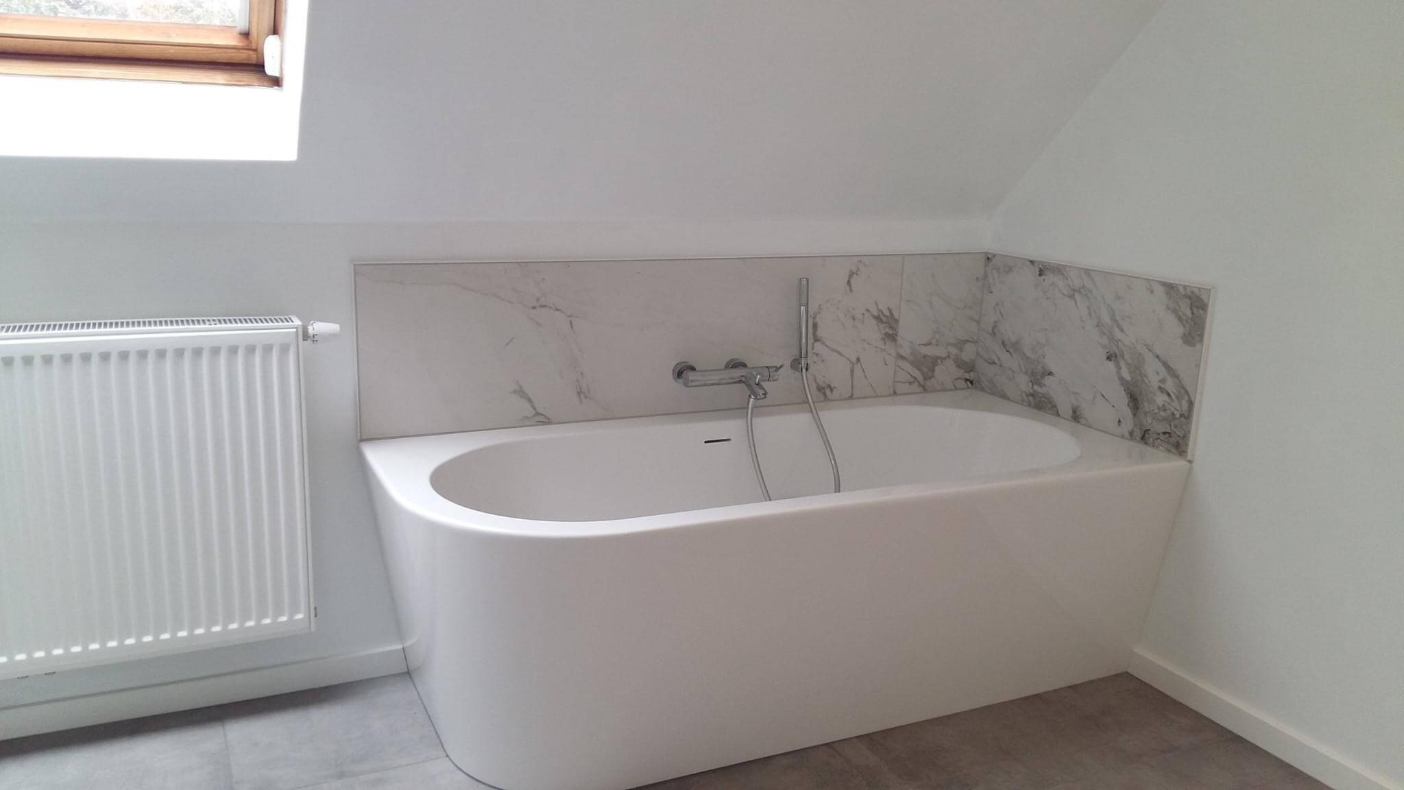 Betegeld bad met wandtegels met marmeren look 