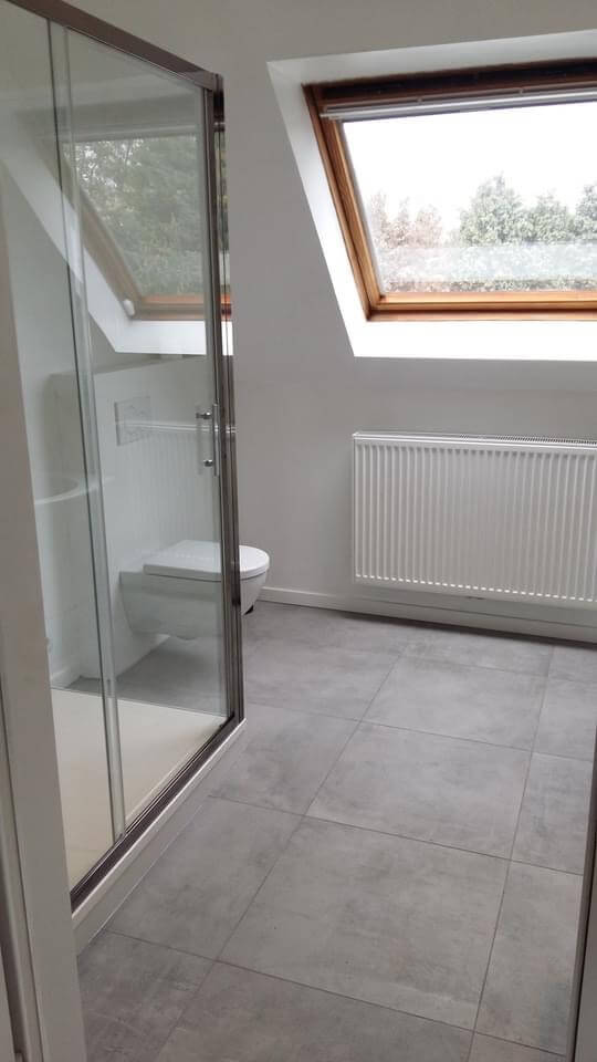 Badkamervloer met grijze tegels