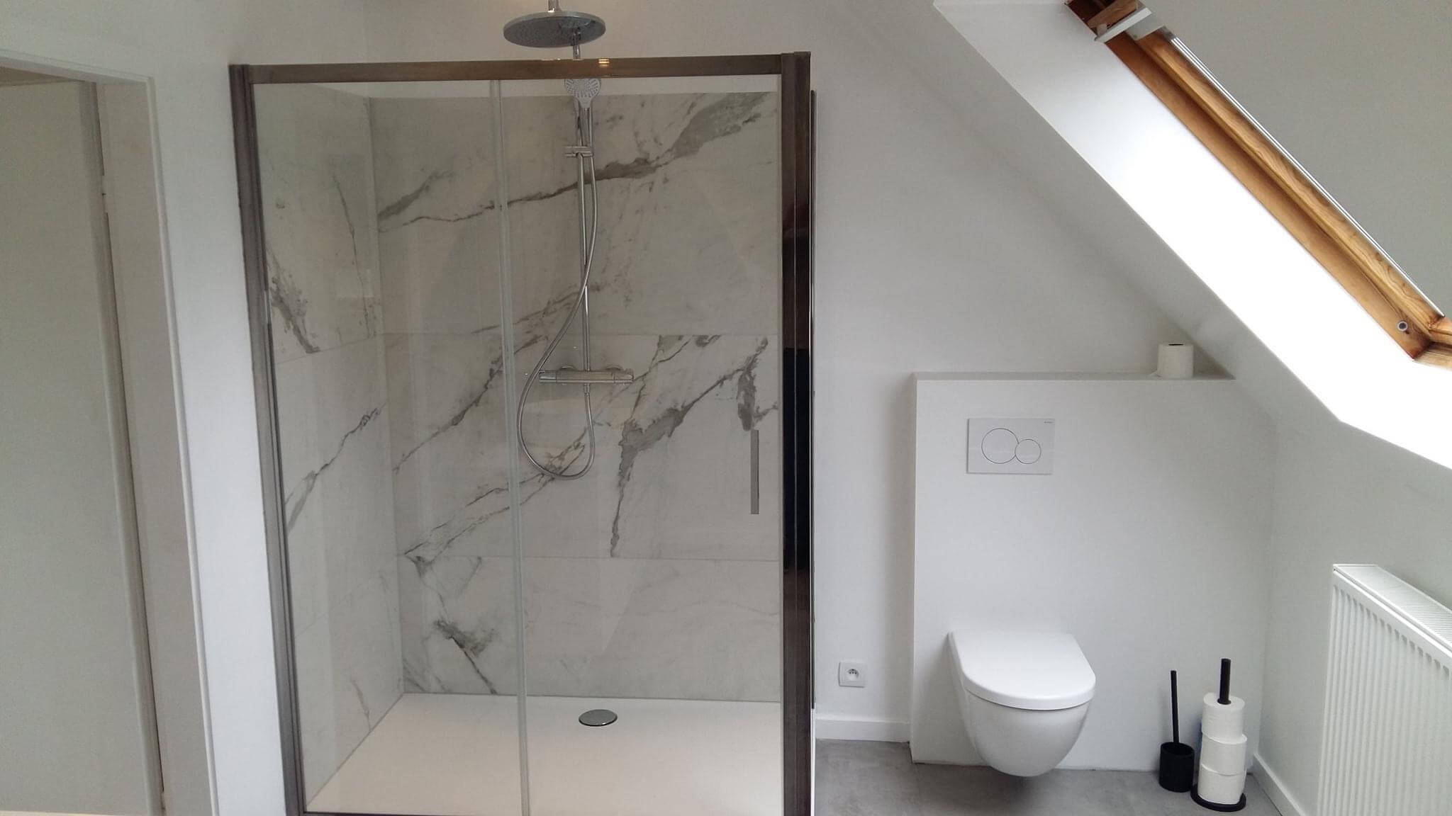 Betegelde douche met wandtegels met marmeren look 