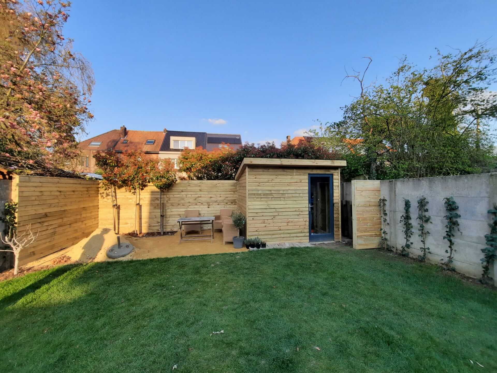 Houten wand en tuinhuis