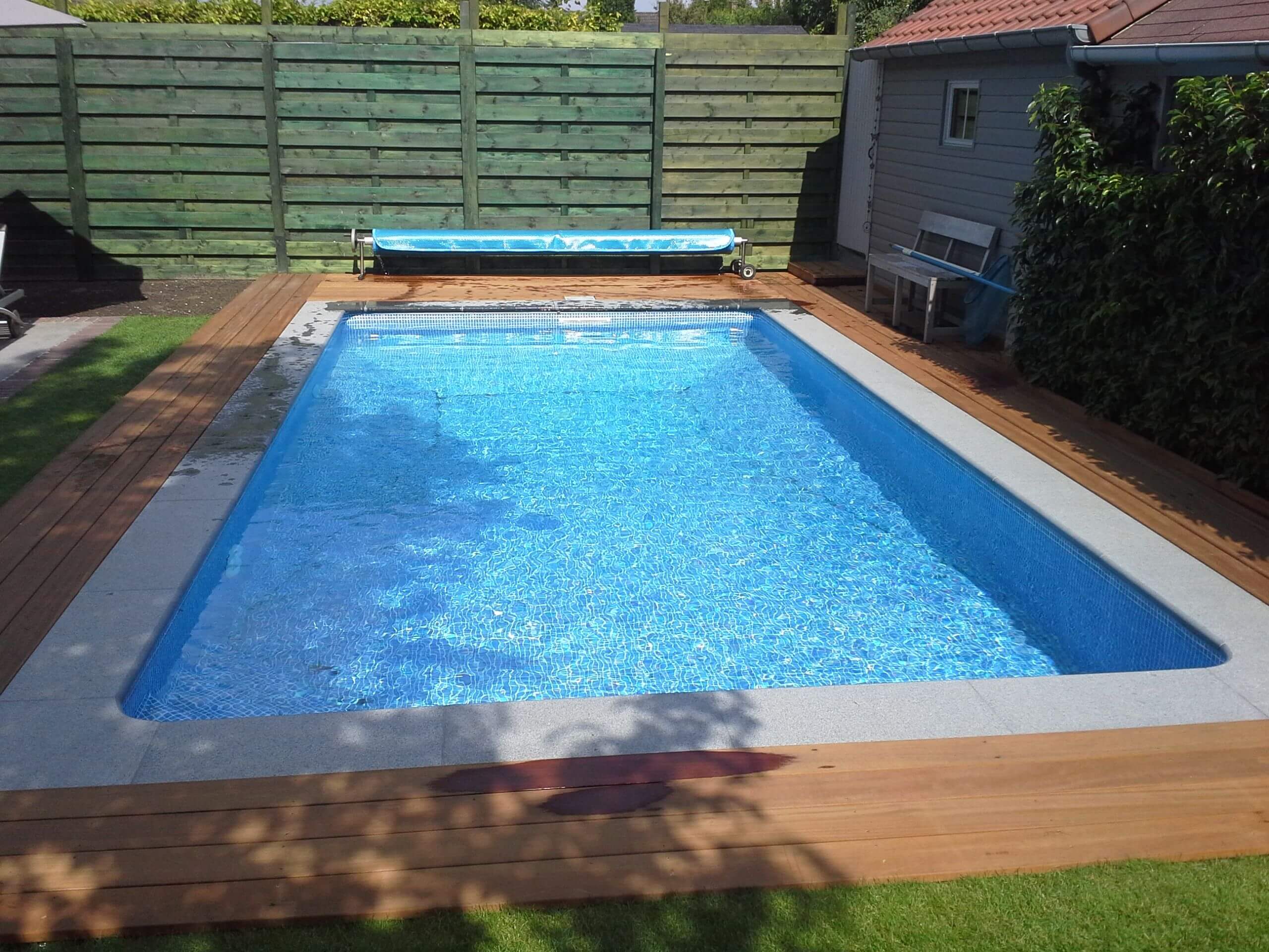 Zwembad met houten loopplanken